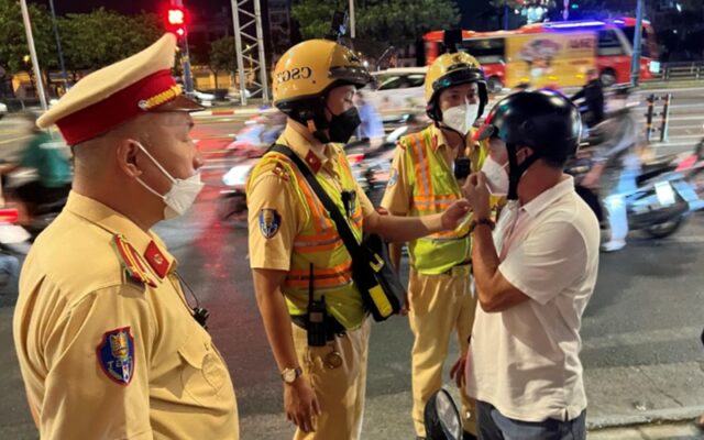 CSGT lập chốt kiểm tra nồng độ cồn