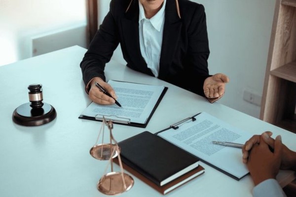 Luật sư tư vấn các điều khoản hợp đồng